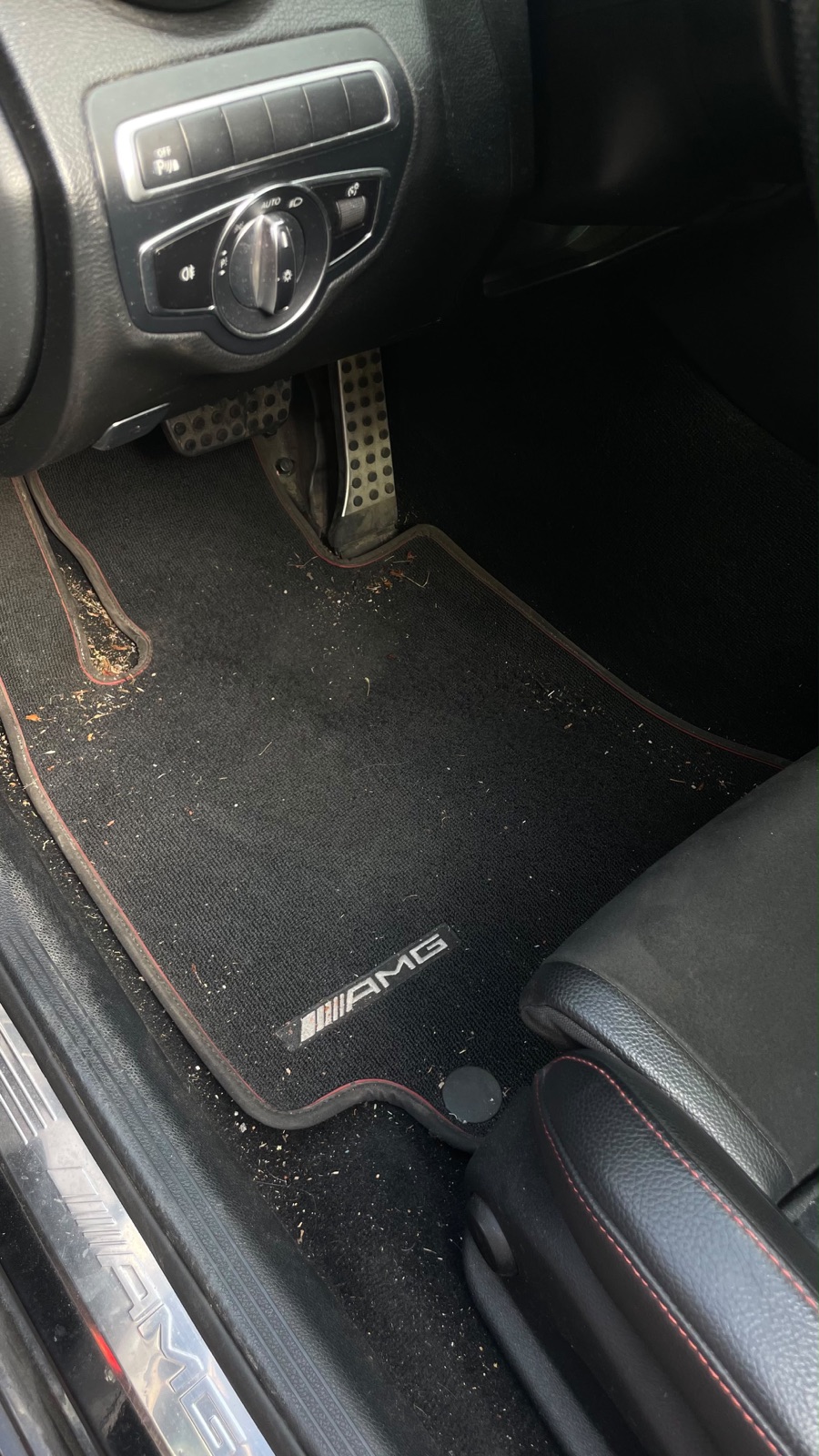 Vorher: stark verschmutzter Fußraum eines Mercedes-AMG
