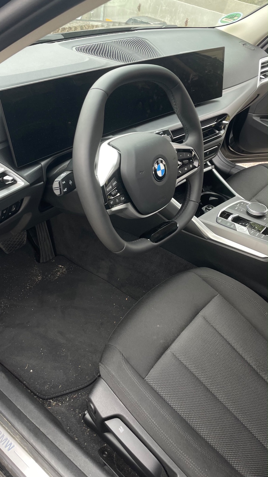 Vorher: BMW-Innenraum mit verschmutztem Fahrerteppich