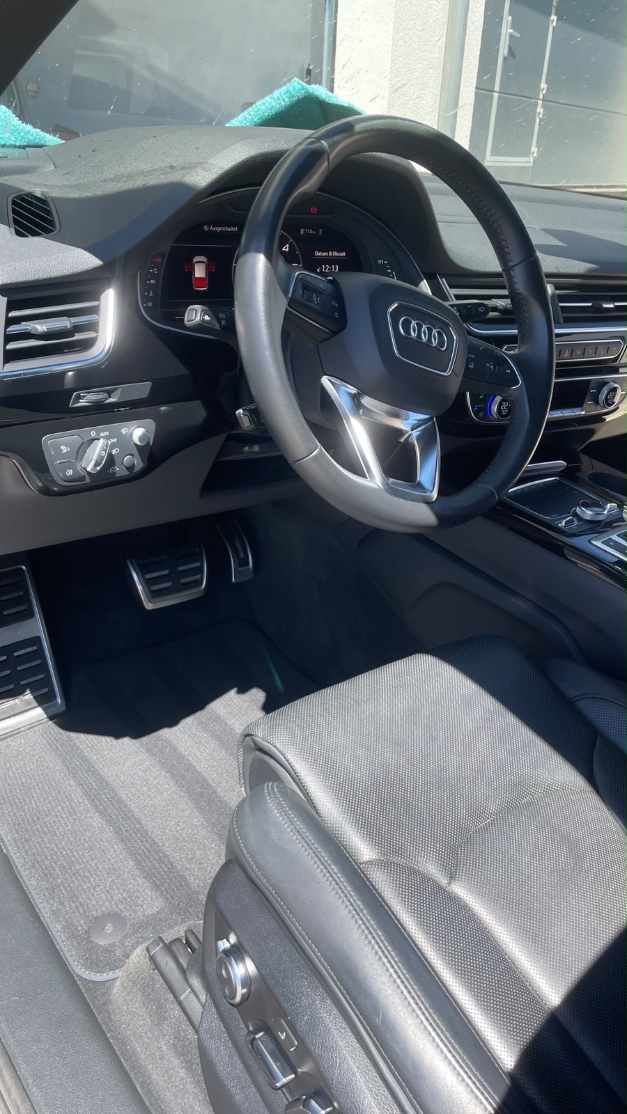 Nachher: Audi-SQ7-Cockpit mit tiefengereinigtem Teppich
