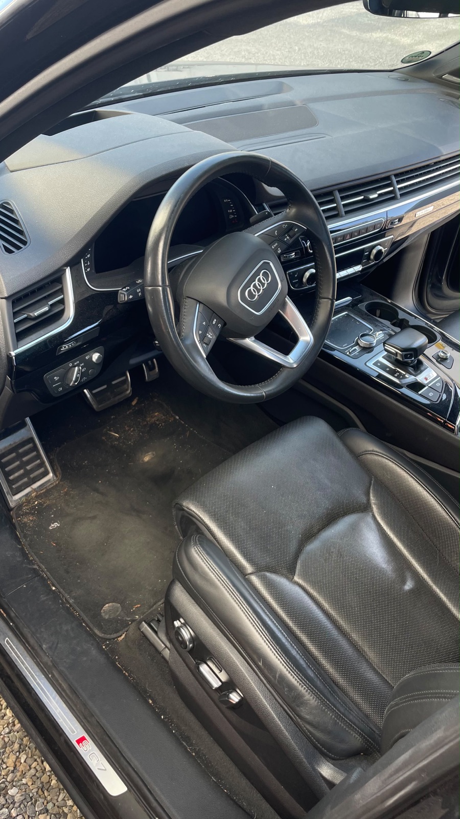 Vorher: Audi-SQ7-Cockpit mit stark verschmutztem Teppich