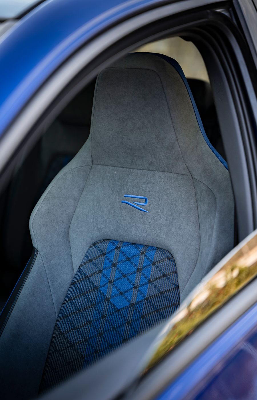 Sauberer Stoff-Sportsitz aus Alcantara